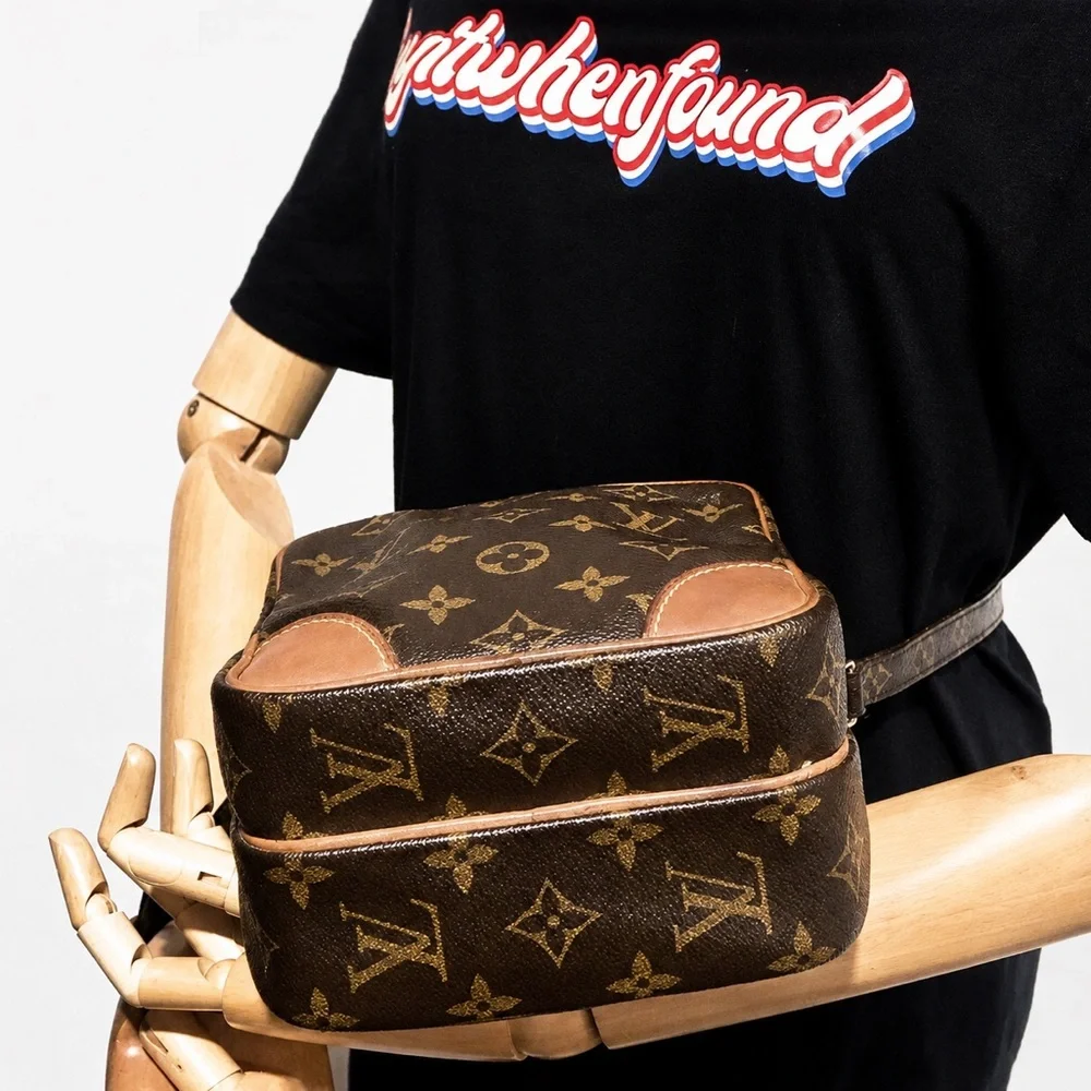 LOUIS VUITTON LV Amazon Monogram Messenger Crossbody Bag Authentic TH0974